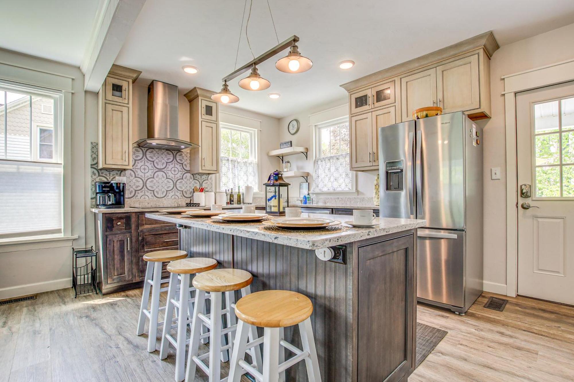 Lavish House With Patio - 2 Blocks To Green Lake! ภายนอก รูปภาพ